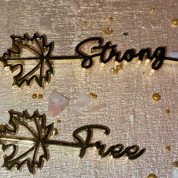 🇨🇦 Strong & Free Necklace 🇨🇦 - Picture 3 of 13